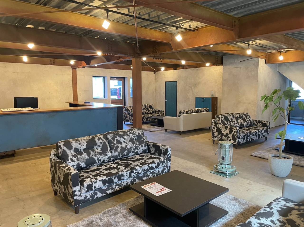 自動車屋さんのレンタカーショップの待合室をリノベーション&エイジング塗装しました!|株式会社なごみ